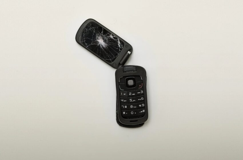 Sister Swallows Cell Phone During Fight with Brother, Had To Undergo 2-hour Surgery To Remove It