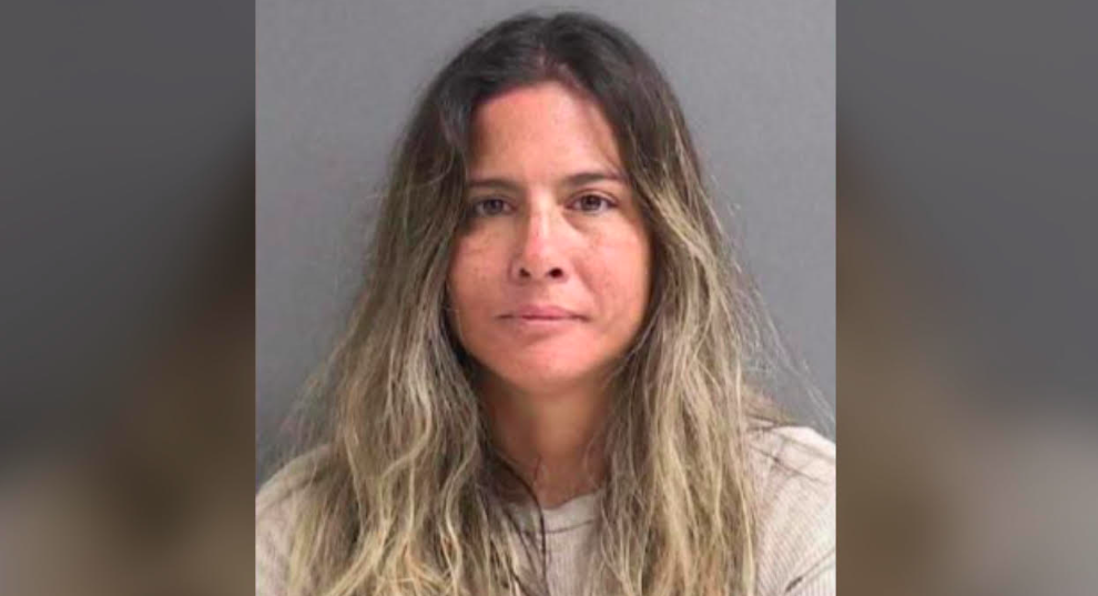 A mom from Florida was arrested after she allegedly left her 7-year-old daughter alone in a car while she went to a bar and got drunk, reports Fox35.