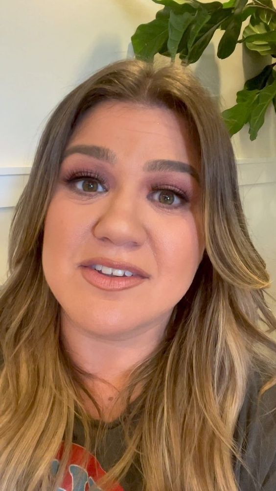 kelly-clarkson-relocates-to-nyc-zero-dating (1)
