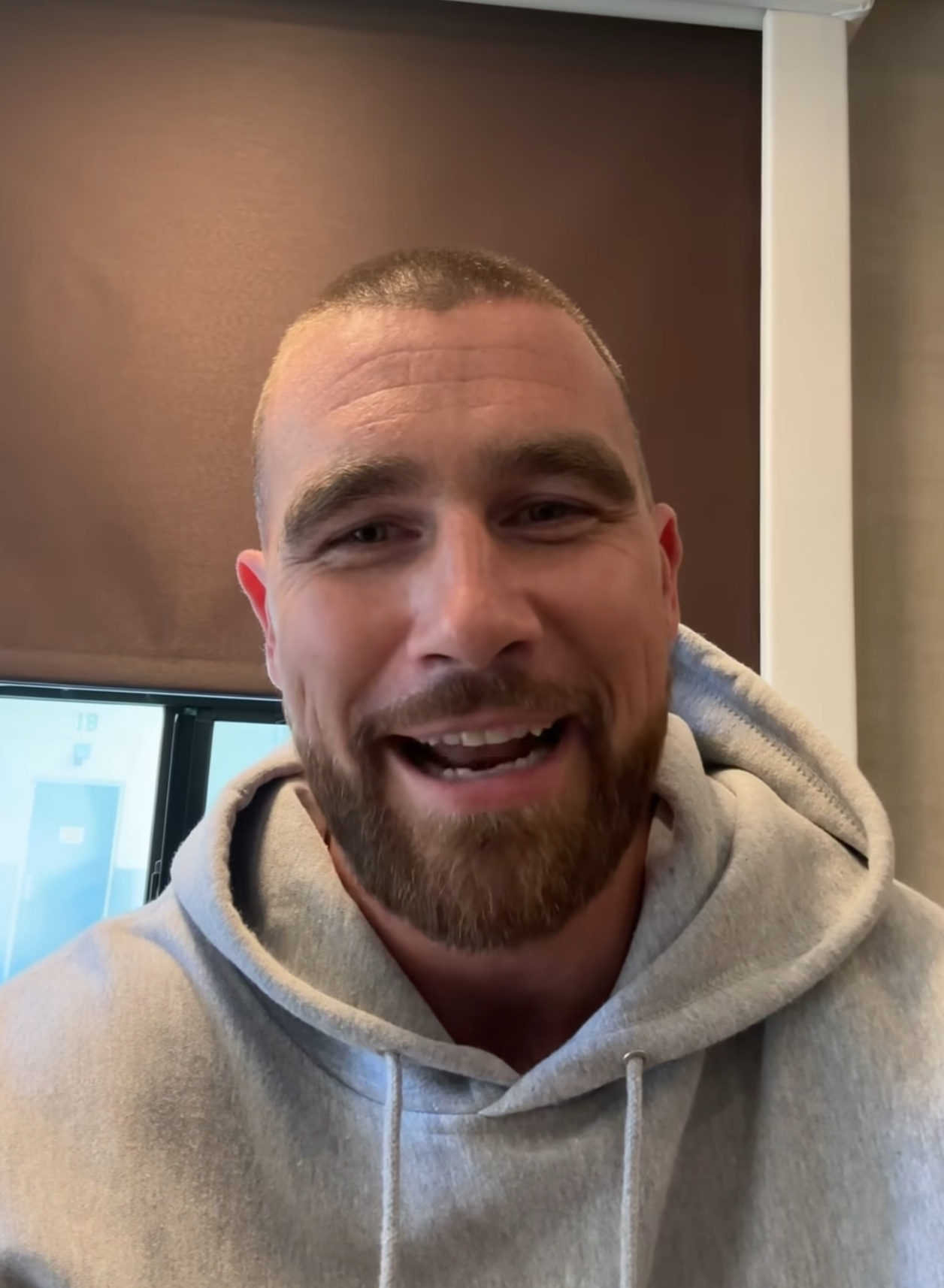 Kansas City Chiefs star Travis Kelce has firmly denied the recent rumors that he invented the already well-known “fade” haircut.