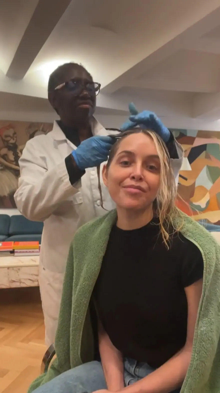 Fans Slam Actress Jenny Mollen For Getting On A Plane After Learning She Had Lice