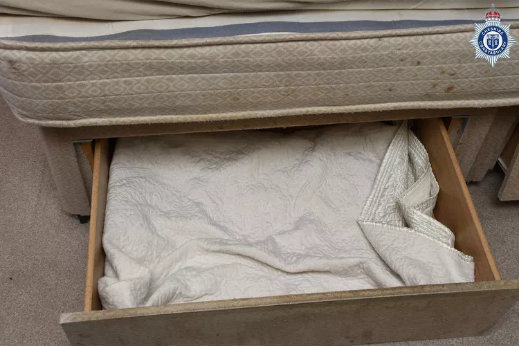 woman-hides-daughter-under-the-bed-for-three-years